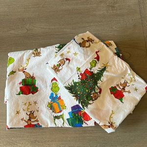 PB Dr. Seuss’s The Grinch & Max™ Organic Toddler Sheet Set
